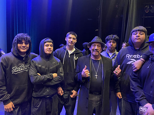 Los niños de Condor Circle con Danny Trejo en un evento artístico y de conferencias de la UCSB